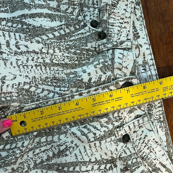 Free People cream Beige design denim pants stretch size 26 - Picture 7 of 10